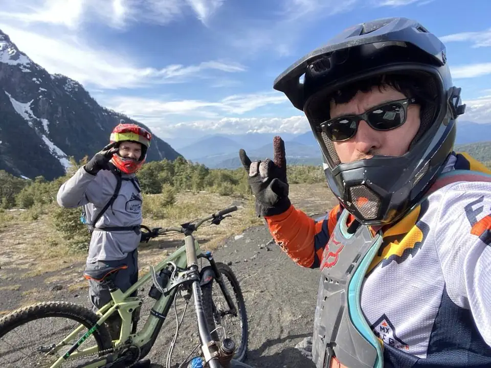 Ciclistas con casco integral en el bike park del Cerduo