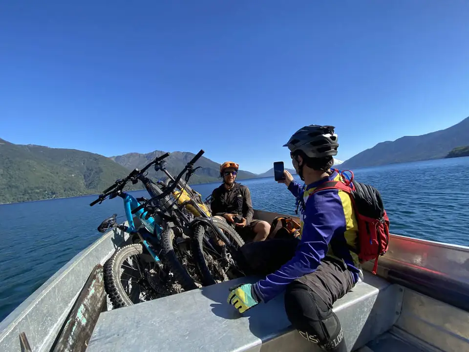 Cruce en bote con las e-bikes por el lago Caburgua