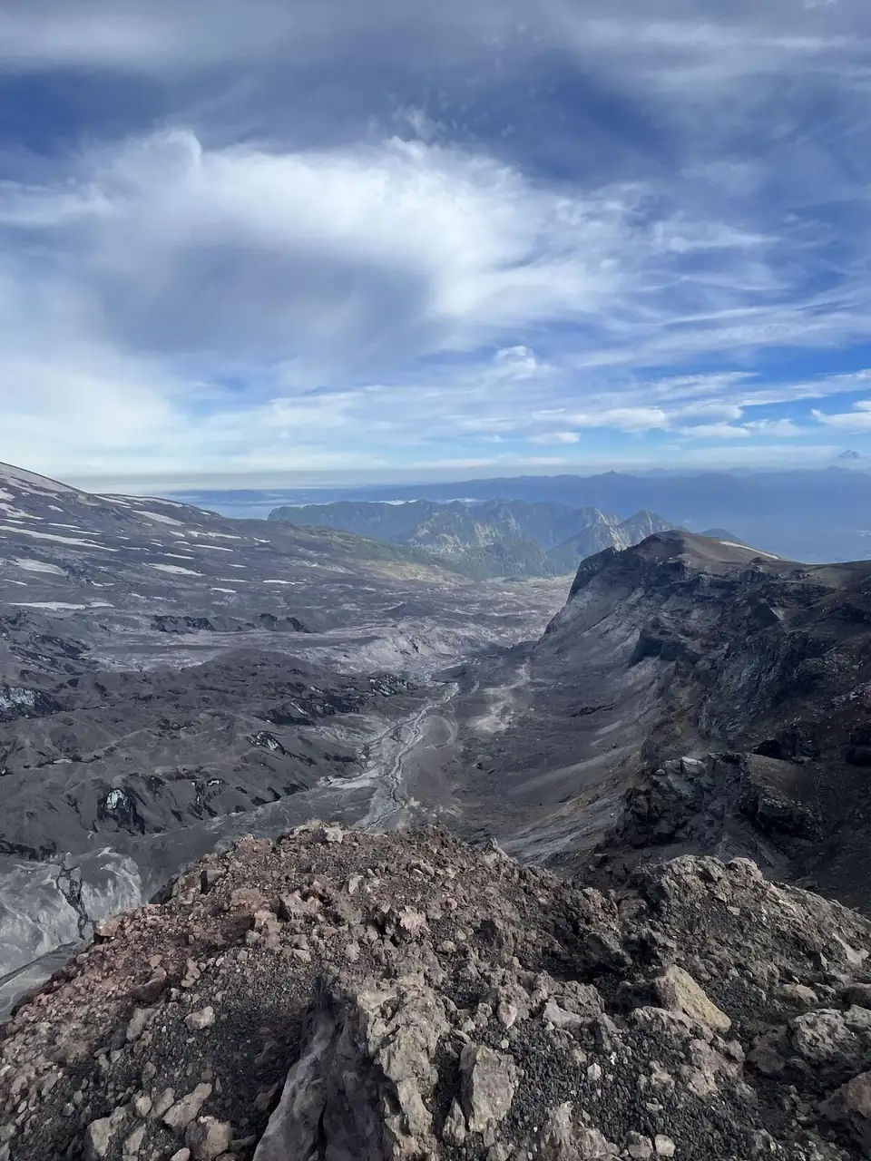 Vista desde el borde del cráter del volcán