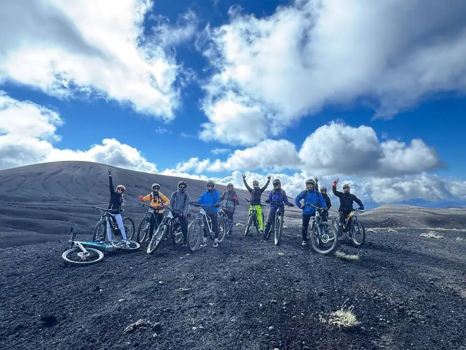 Grupo celebrando en la ceniza de Los Nevados