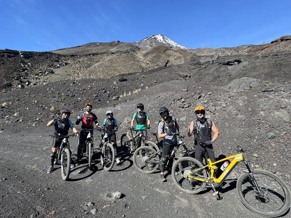 Grupo con e-bikes en la ladera del volcán, sector Ruka Pillán