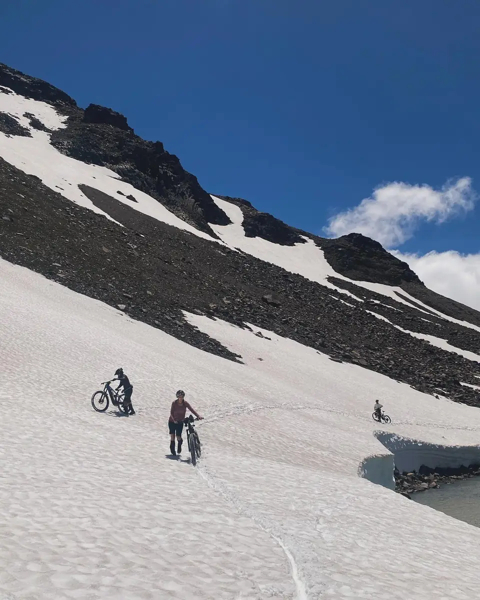Subida por la nieve en la travesía Huililco