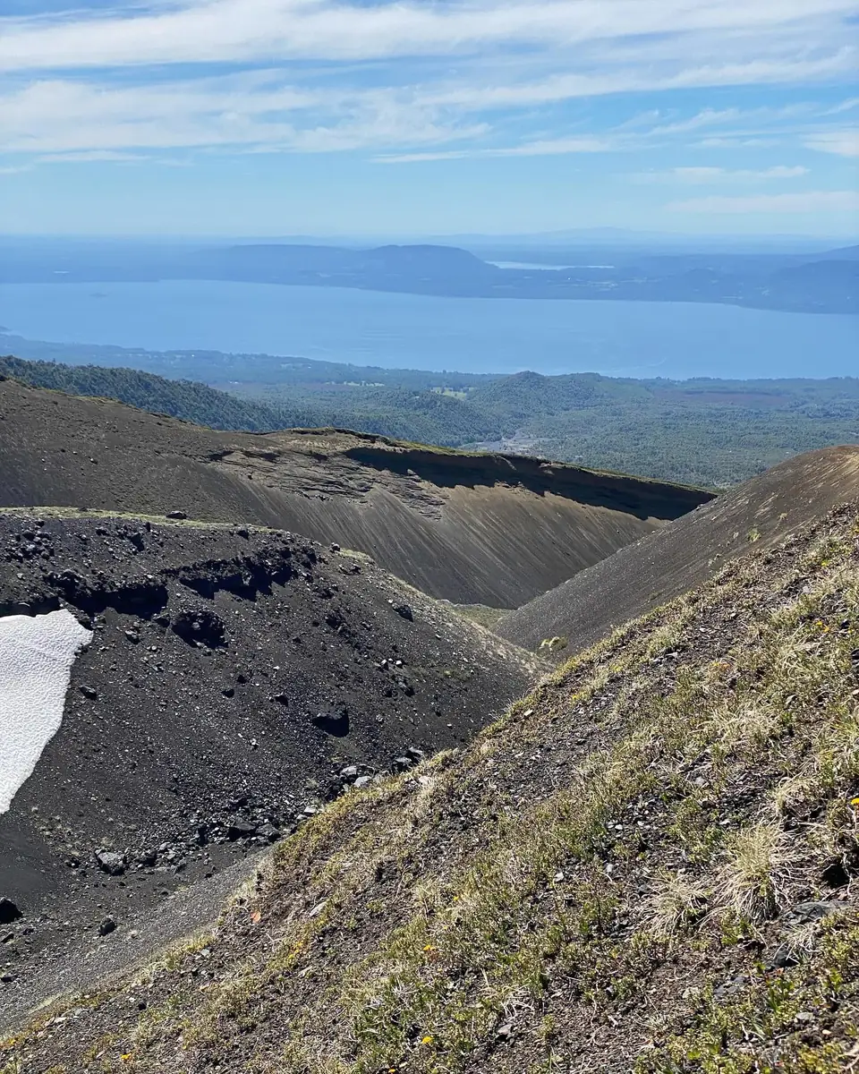 Ciclista en la ladera del volcán con vista a los lagos