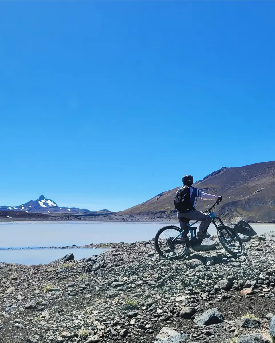 Ciclista frente a Laguna Blanca