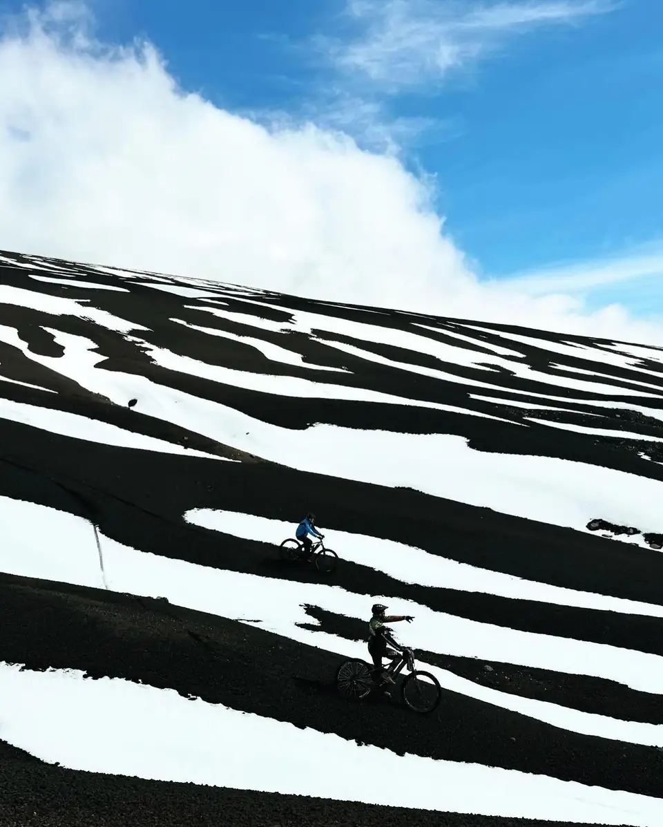 Bajada entre nieve y ceniza volcánica en Los Nevados