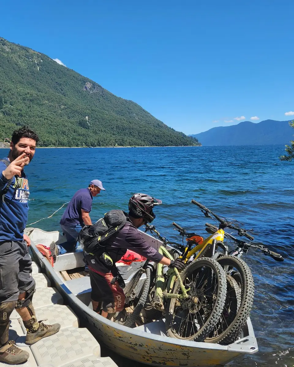 E-bikes a bordo del bote en el lago Caburgua