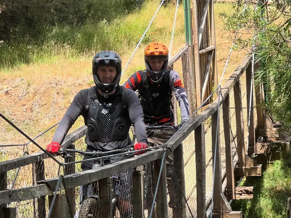 Cruce de un puente colgante en el valle de Renahue