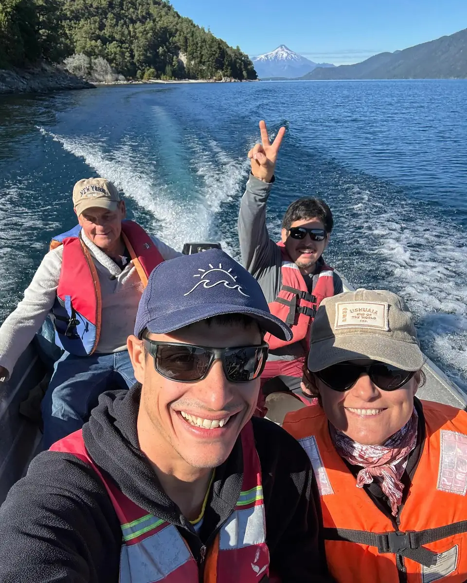 Cruce en bote por el lago Caburgua rumbo a Río Blanco