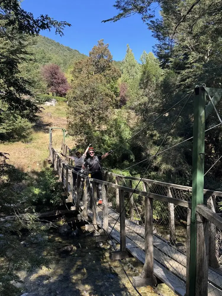 Puente colgante de madera en el valle de Renahue