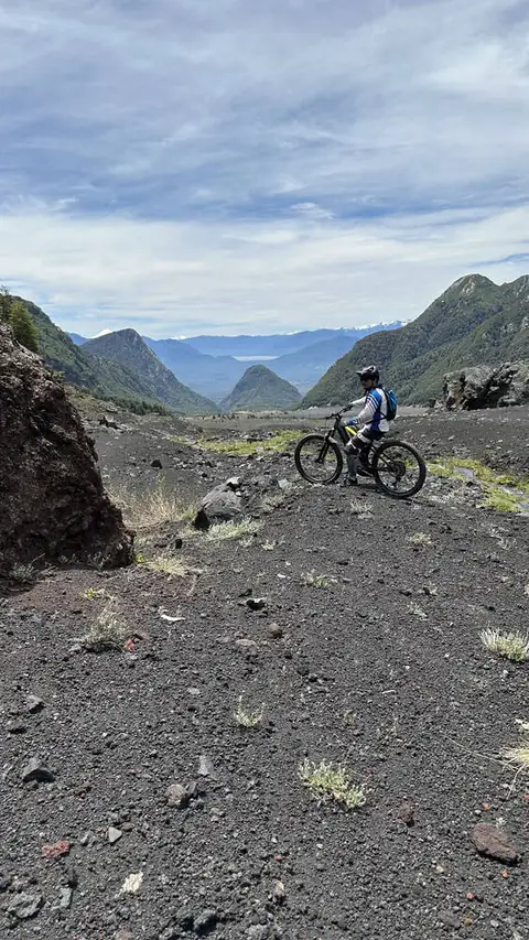 Ciclista en el valle del Cerduo Alto