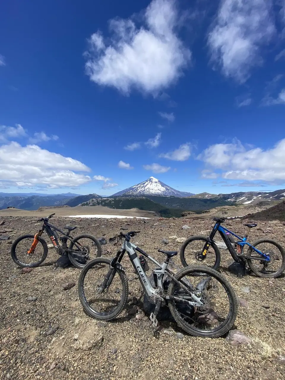E-bikes en la ceniza volcánica con el volcán Villarrica de fondo